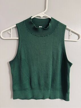 Uniqlo Ribbed Sleeveless Mock Neck Crop Top Size Medium